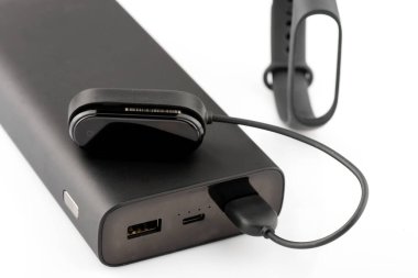 Beyaz arka planda izole edilmiş fitness bilekliği. Fitness bilekliği yakın plan. Beyaz arka planda siyah fitness bilekliği