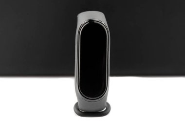 Beyaz arka planda izole edilmiş fitness bilekliği. Fitness bilekliği yakın plan. Beyaz arka planda siyah fitness bilekliği