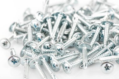 Çinko beyaz arka planda bir çamaşır makinesiyle düzüşüyor. Monitör ve bağlayıcıların detaylı görüntüsü.