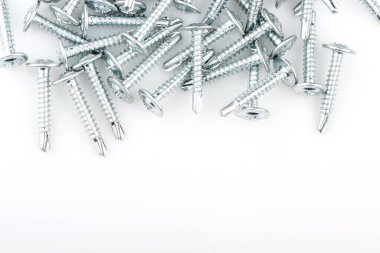 Çinko beyaz arka planda bir çamaşır makinesiyle düzüşüyor. Monitör ve bağlayıcıların detaylı görüntüsü.