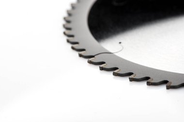 Dairesel testere bıçağı yakın plan. Beyaz arkaplanda dairesel testere izole.