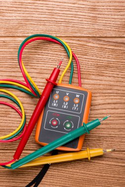 Büyük plan faz göstergesi. Üç faz voltajının doğru faz ölçümleri.