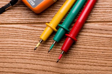 Büyük plan faz göstergesi. Üç faz voltajının doğru faz ölçümleri.