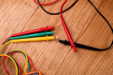 Büyük plan faz göstergesi. Üç faz voltajının doğru faz ölçümleri.