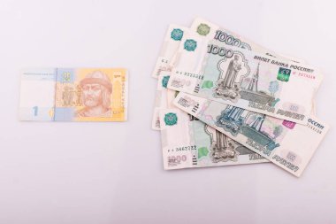 Rus rublesi kapanıyor.