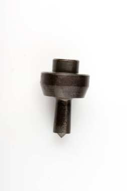 Metalde delik açmak için yumruk. Yumruk deliği. adım matkabı