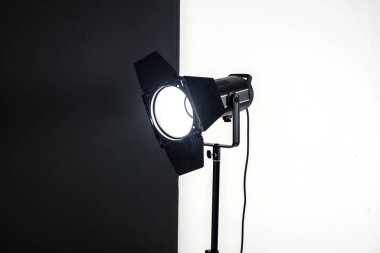 Stüdyoya yakın çekim. Video ve fotoğraf çekimi için stüdyo ekipmanı.