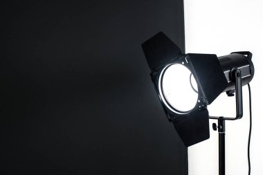 Stüdyoya yakın çekim. Video ve fotoğraf çekimi için stüdyo ekipmanı.