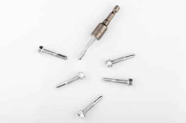 Tornavida ve vida eklentisi. Beyaz arka planda metal için kendi kendine dokunan vidalar.