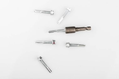 Tornavida ve vida eklentisi. Beyaz arka planda metal için kendi kendine dokunan vidalar.