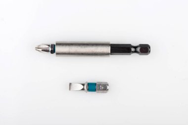 Tornavida yakından ısırmış. beyaz arkaplanda tornavida bitleri