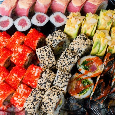 Siyah arka planda izole edilmiş suşi. Çeşitli suşiler.