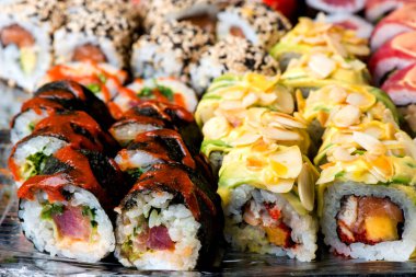Siyah arka planda izole edilmiş suşi. Çeşitli suşiler.