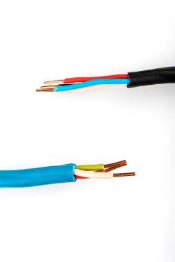 Beyaz arka planda izole edilmiş bakır elektrik kablosu. Bakır elektrik kabloları.