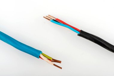Beyaz arka planda izole edilmiş bakır elektrik kablosu. Bakır elektrik kabloları.