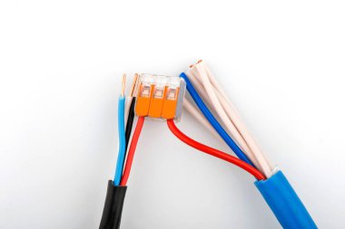 Kablolar ile kompakt konnektör, sıfır, beyaz zemin üzerinde dünya. Elektronik bileşenler. Lehim ya da vidaya ihtiyaç duymadan kabloları bağlamak için kullanılır. Bağlantı konsepti