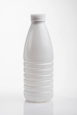 Beyaz plastik yoğurt ya da boş etiketli süt şişesi..