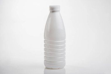 Beyaz plastik yoğurt ya da boş etiketli süt şişesi..