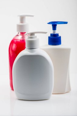 Sıvı sabun ya da boş etiketli şampuan için beyaz plastik şişe..