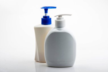 Sıvı sabun ya da boş etiketli şampuan için beyaz plastik şişe..