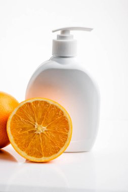 Sıvı sabun ya da boş etiketli şampuan için beyaz plastik şişe..