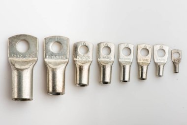 Elektrik kabloları için sakat terminaller, elektrikçiler için aletler. Elektrik terminalleri, beyazın elektrik tesisatı. Kablolar için bağlayıcılar.