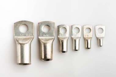 Elektrik kabloları için sakat terminaller, elektrikçiler için aletler. Elektrik terminalleri, beyazın elektrik tesisatı. Kablolar için bağlayıcılar.