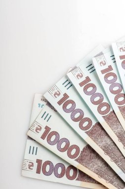 Elektrik kabloları için sakat terminaller, elektrikçiler için aletler. Elektrik terminalleri, beyazın elektrik tesisatı. Kablolar için bağlayıcılar.