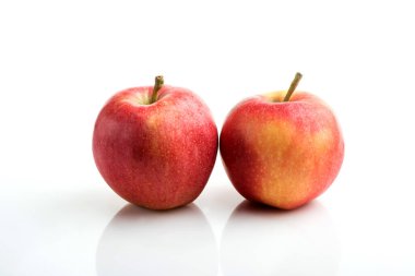 Beyaz arkaplanda kırmızı elma, kırpma yolu