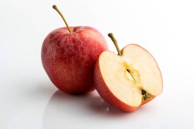 Beyaz arkaplanda kırmızı elma, kırpma yolu