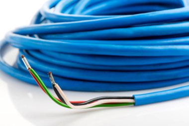 Beyaz arka planda izole edilmiş çeşitli bakır elektrik kabloları. Kablo bobinlerindeki elektrik kablosu