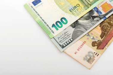 100 avro, 100 dolar ve Rus 100 rublelik banknotlar halinde farklı paralar. Üst görünüm.