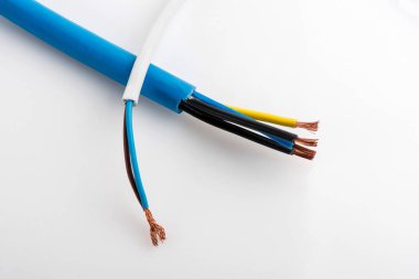 Beyaz arka planda izole edilmiş çeşitli bakır elektrik kabloları. Kablo bobinlerindeki elektrik kablosu