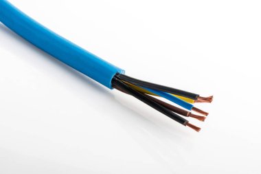 Beyaz arka planda izole edilmiş çeşitli bakır elektrik kabloları. Kablo bobinlerindeki elektrik kablosu