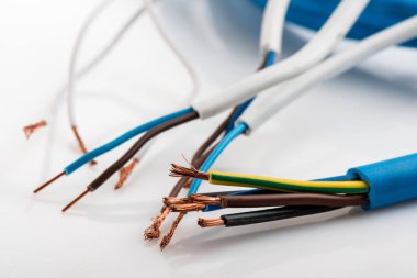 Beyaz arka planda izole edilmiş çeşitli bakır elektrik kabloları. Kablo bobinlerindeki elektrik kablosu