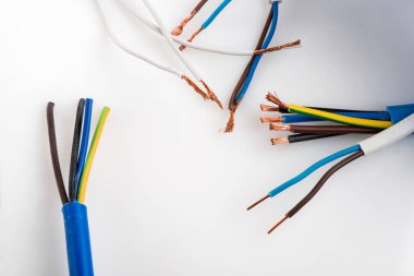 Beyaz arka planda izole edilmiş çeşitli bakır elektrik kabloları. Kablo bobinlerindeki elektrik kablosu