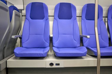 Otobüsün arkasında ve zemininde bir kişi oturuyor..