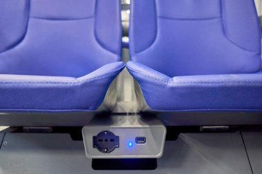 Otobüsün arkasında ve zemininde bir kişi oturuyor..