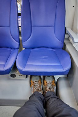 Otobüsün arkasında ve zemininde bir kişi oturuyor..