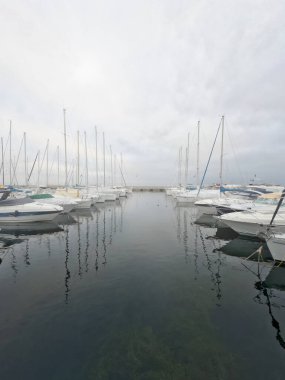 Küçük ahşap iskele ve özel yelkenli tekneleri ya da yatları olan huzurlu mavi göl..