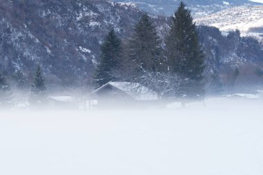 dağlarda sisli kış manzara Panoraması