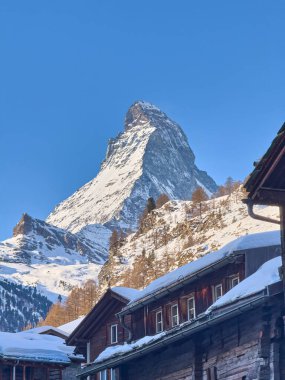 Zermatt, İsviçre İkonik Alp Manzarası 'ndan Güneşli Bir Gün' de Karlı Matterhorn Tepesi