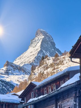 Zermatt, İsviçre İkonik Alp Manzarası 'ndan Güneşli Bir Gün' de Karlı Matterhorn Tepesi