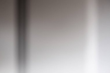 Düz bir yüzeyde soyut ışık ve gölge ortamı.