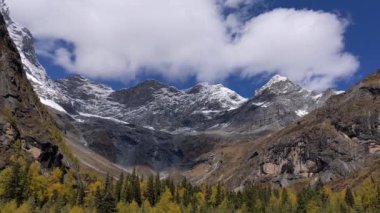 Xiaojin ülkesinin başkenti Chengdu 'nun batısındaki Siguniang Dağı' nda sonbahar.