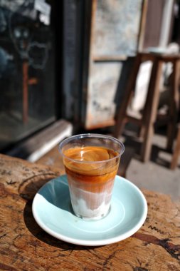 Bardakta buzlu çikolata.