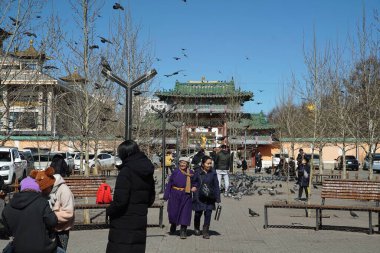 22 Mart 2024 Moğolistan 'daki Gandantegchinlen Manastırı çevresindeki insanlar