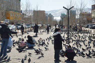 22 Mart 2024 Moğolistan 'daki Gandantegchinlen Manastırı çevresindeki insanlar