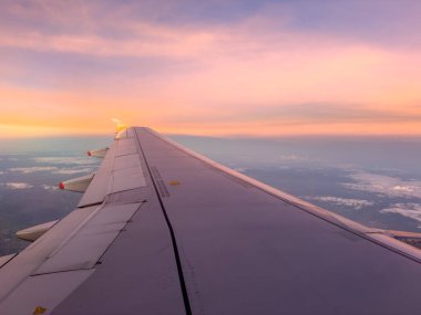 Gün batımında gün batımında uçan uçak kanadı