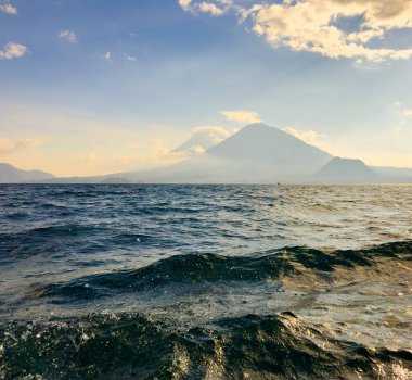 Guatemala 'daki Atitlan Gölü' nü tekneyle gezerken suyu seyret.